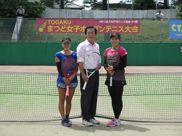 NPO法人松戸市テニス協会　TOGAKUまつど女子オープンテニス2017市長と記念撮影の様子