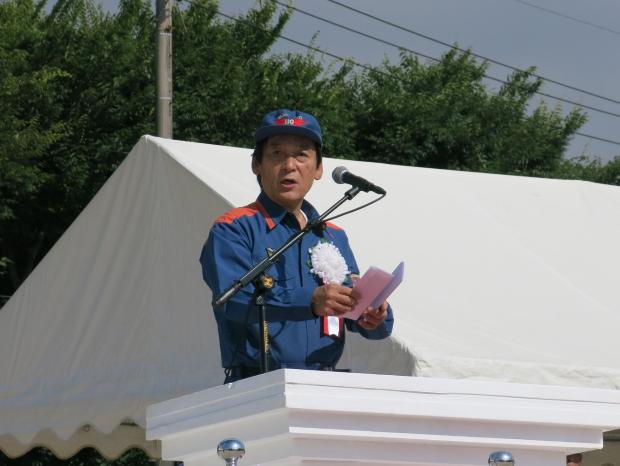 松戸市消防団夏季特別訓練大会市長が告辞を読み上げる様子