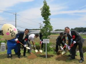 坂川親水広場リニューアルオープン記念式典植樹式の様子