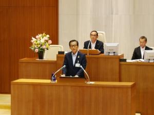 平成29年松戸市議会9月定例会市長が議案の提案理由を説明している様子
