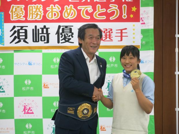 市長が須崎優衣選手と記念写真を撮っている様子