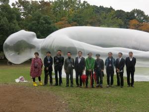 松戸アートピクニック市長と作家との集合写真の様子