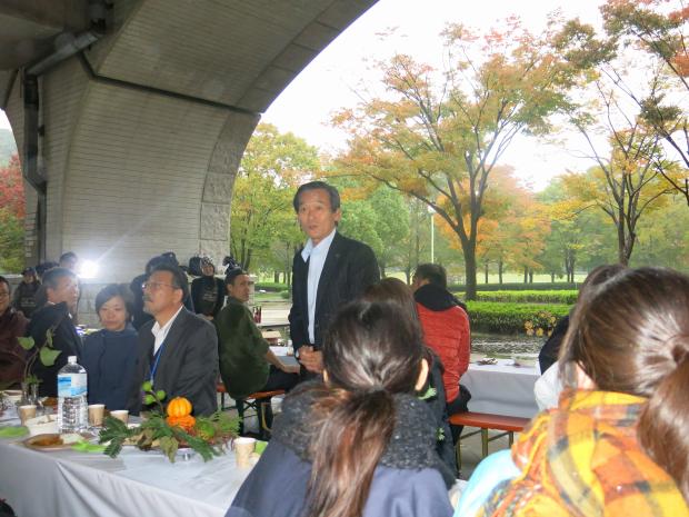 松戸アートピクニックカレーキャラバンで市長が挨拶している様子