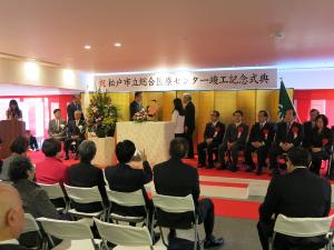 松戸市立総合医療センター竣工記念式典市長が感謝状を贈呈している様子