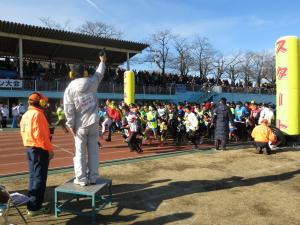 第63回松戸市七草マラソン大会市長がスターターを行っている様子