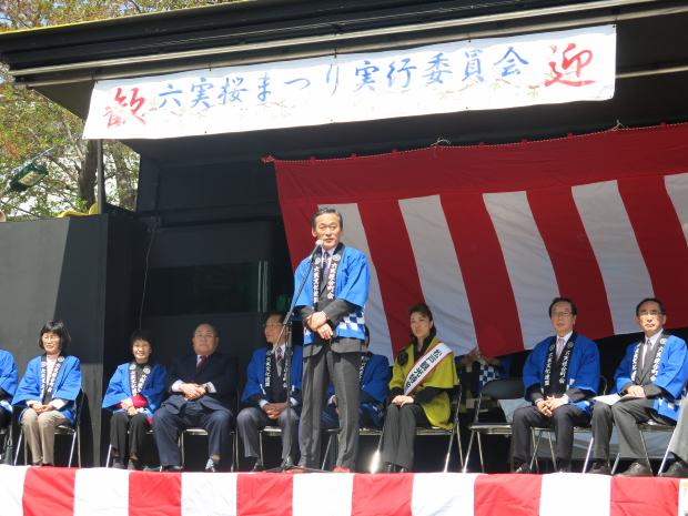 松戸市制施行75周年記念 第37回六実桜まつり市長挨拶の様子