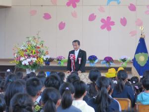 松戸市立松飛台小学校入学式市長祝辞の様子1