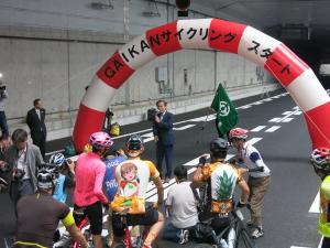 東京外かん「松戸インターチェンジ」開通プレイベント「GAIGANサイクリング」開始前市長挨拶の様子