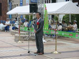 松戸駅西口駅前広場エレベーター・エスカレーター完成記念式典市長挨拶の様子