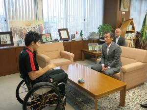 ウィルチェアラグビー日本代表　羽賀理之選手　世界選手権優勝報告　市長と歓談の様子