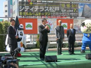 MATSUDO WONDER「マツド駅前ホコテンプロジェクト」オープニングセレモノー市長挨拶の様子