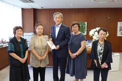 寄付金の贈呈式の様子