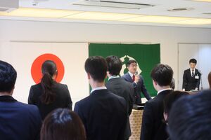 採用発令の様子