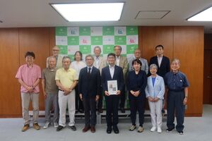 松戸市緑推進委員会　答申書手交式の様子