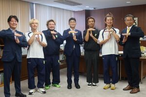松戸出身音楽バンド「TENDOUJI」 市長表敬の様子