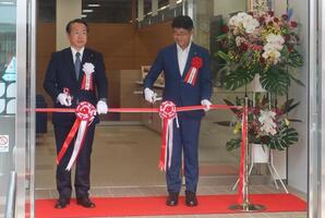 株式会社千葉銀行松飛台支店移転オープンテープカットの様子