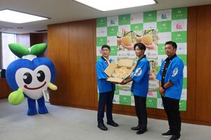 梨の寄附に伴う式典（梨の100箱寄附）の様子