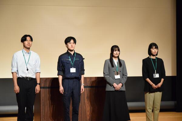 先輩職員集合写真