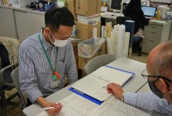 来客対応中の姿