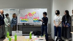 話し合いの結果を発表中