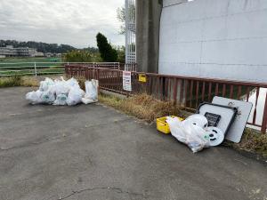 令和元年10月27日の坂川清掃で上矢切水門付近に集めたゴミの様子
