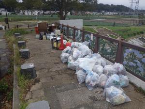 令和元年10月27日の坂川清掃で矢切橋に集めたゴミの様子