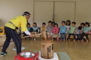 餅つきをする大人を見ている様子