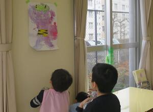 鬼を見つめる子供