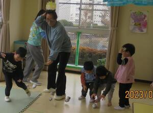 鬼に向かって玉を投げる子供