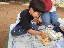 お弁当を食べている子どもの画像