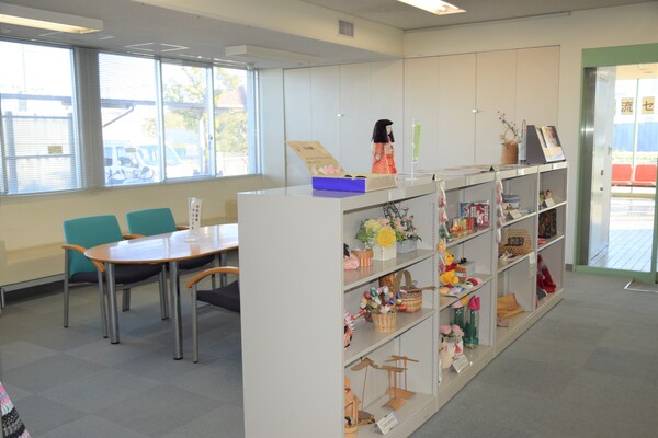 交流サロン（右側）